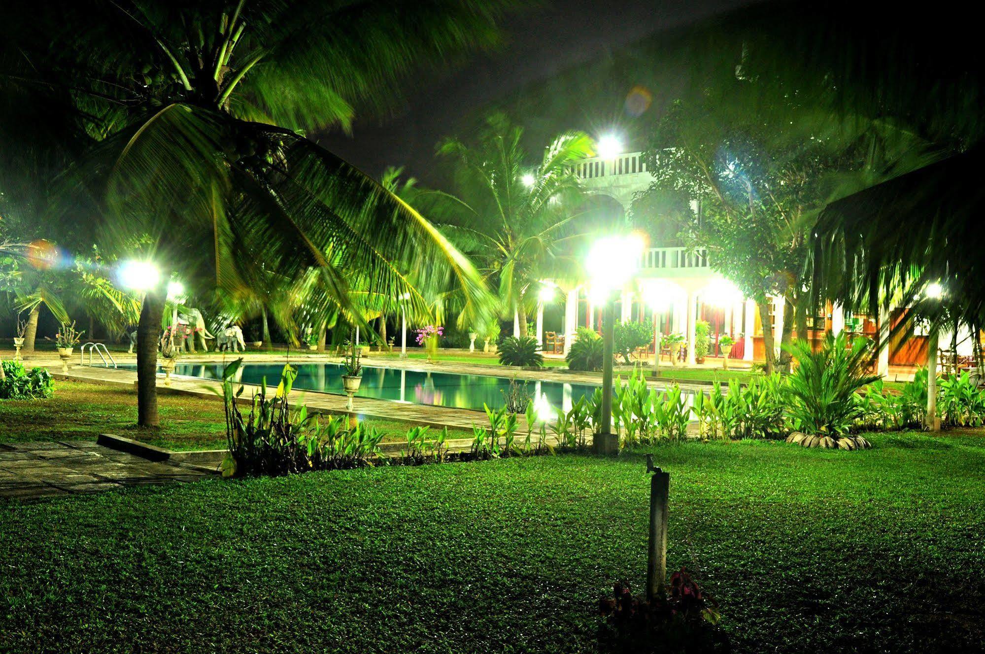 Hotel Lagoon Paradise Negombo Exterior photo