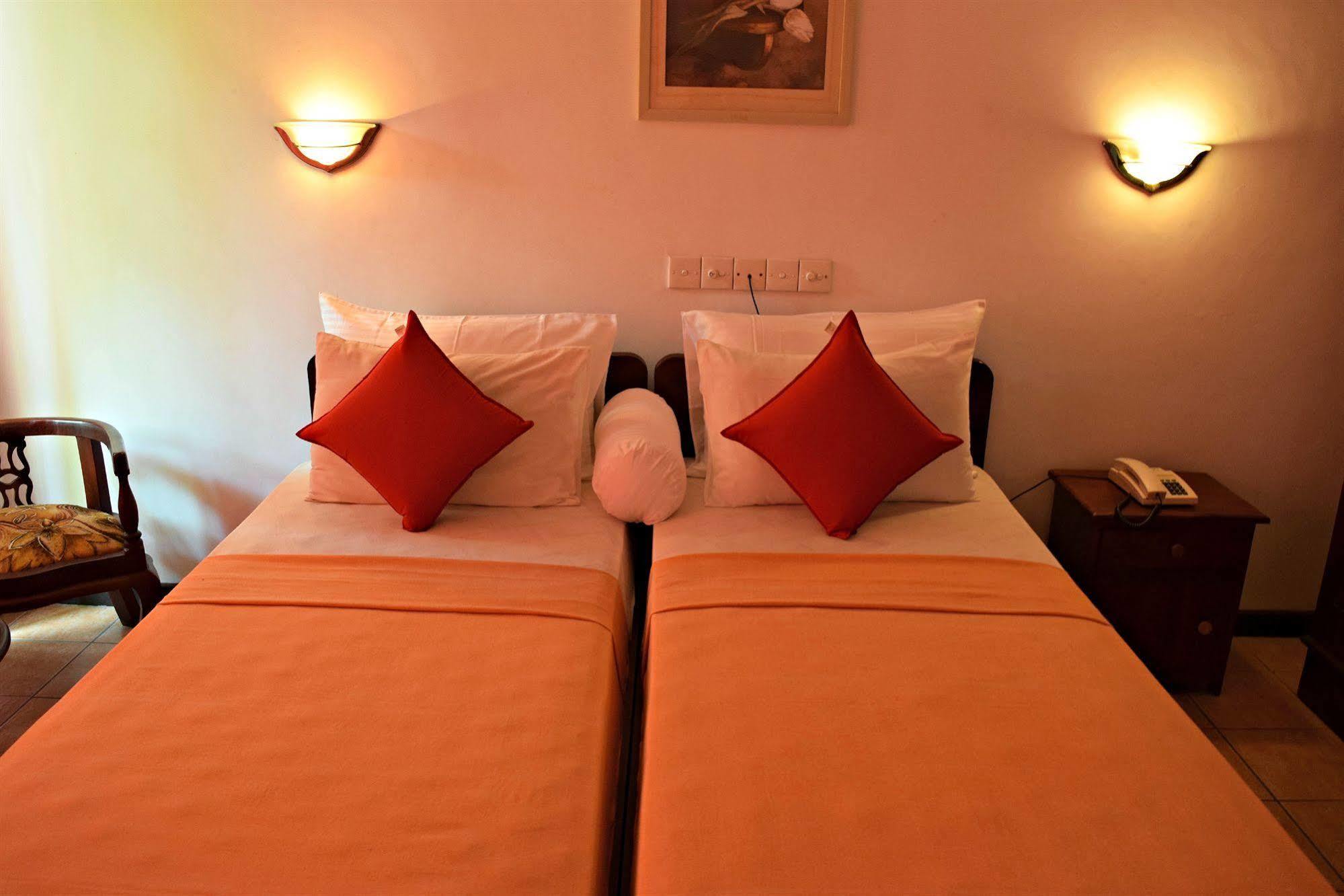Hotel Lagoon Paradise Negombo Exterior photo