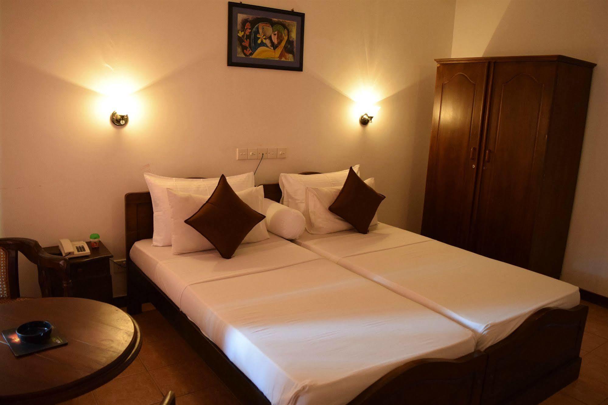 Hotel Lagoon Paradise Negombo Exterior photo
