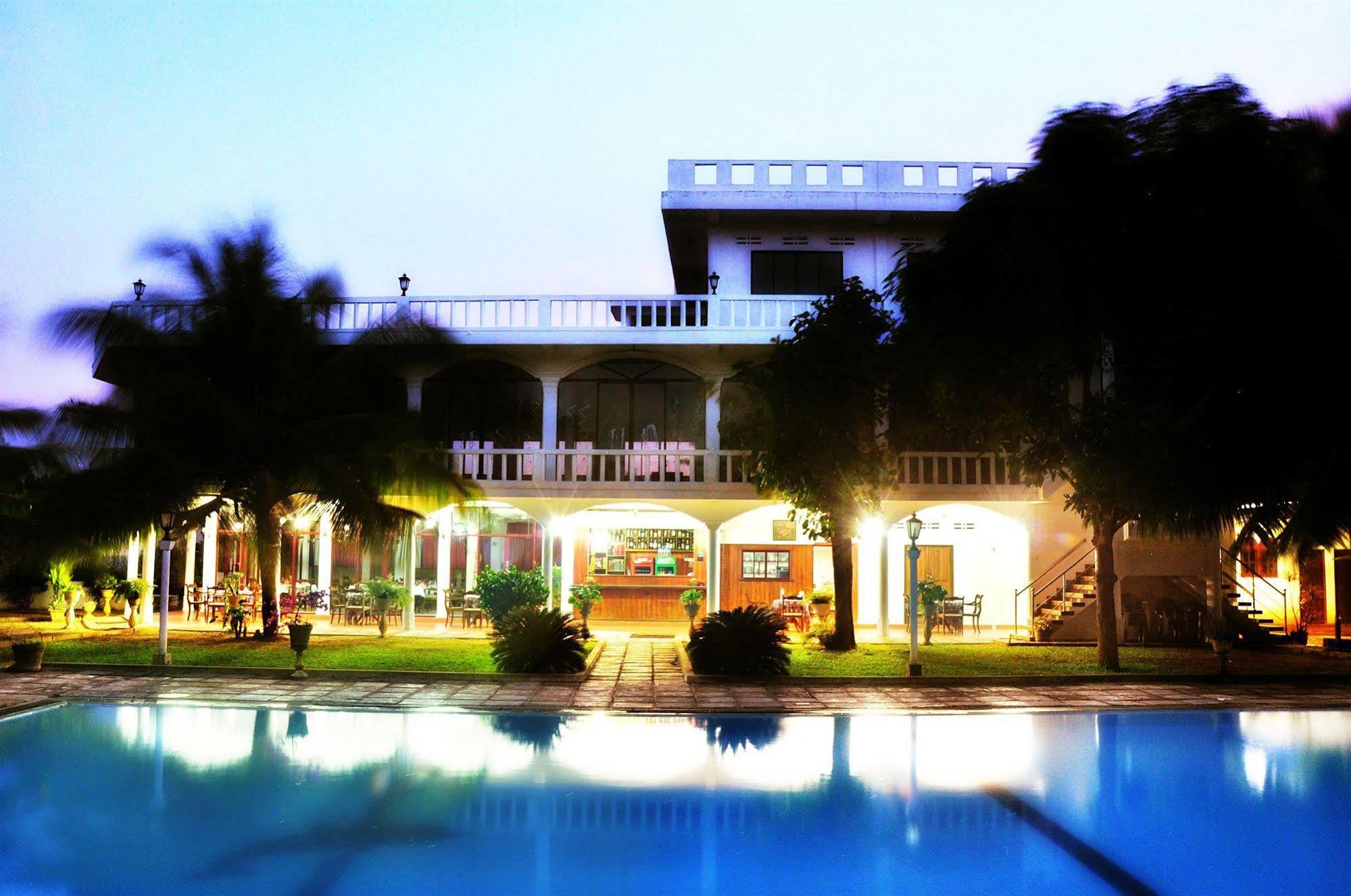 Hotel Lagoon Paradise Negombo Exterior photo