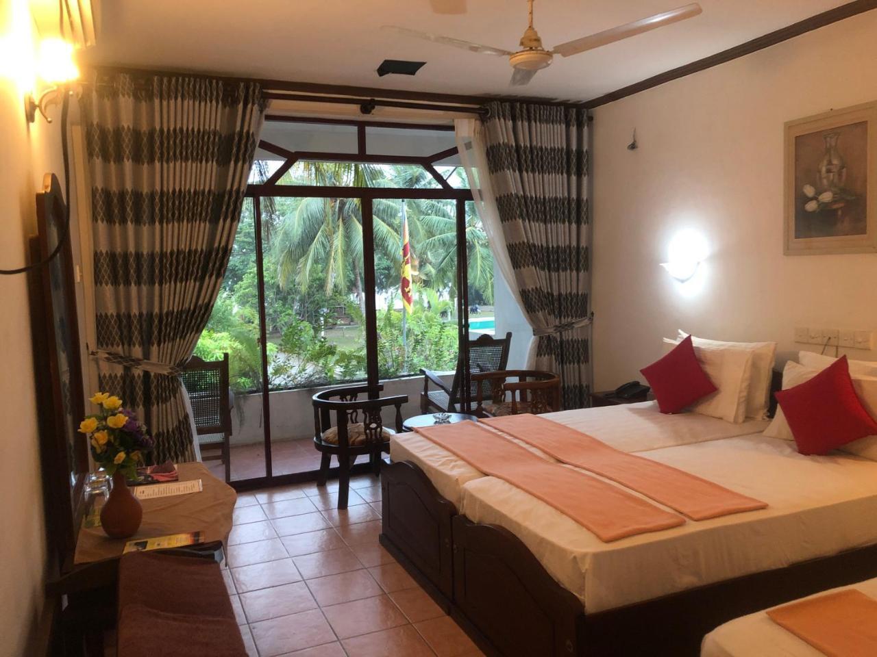 Hotel Lagoon Paradise Negombo Exterior photo